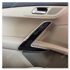 Detalle de puerta lacada blanca con manilla negra